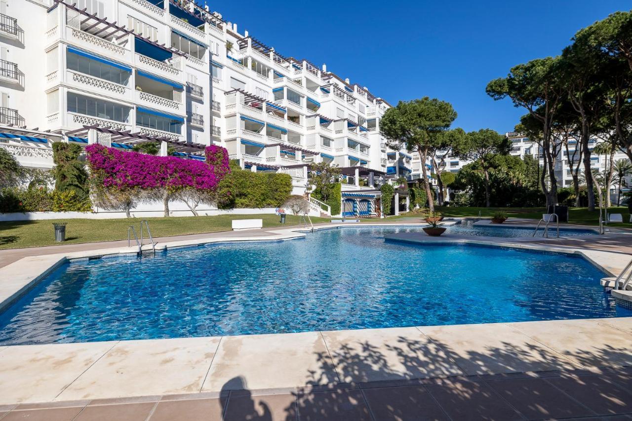 Large In Playas Del Duque Apartamento *